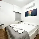 Modern Near Mckenzie شقة